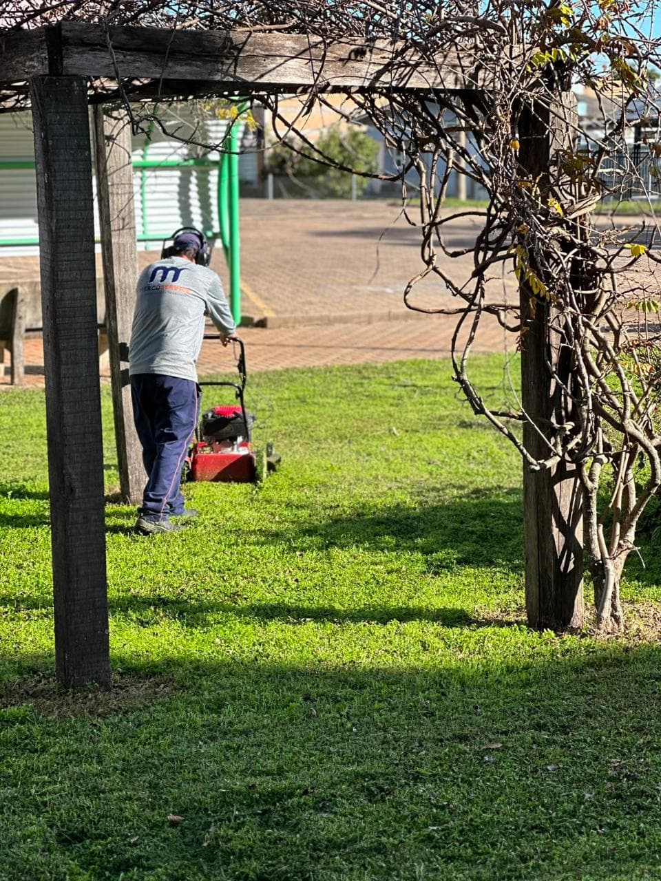 Equipe da Mercoservice atuando em manutenção de áreas verdes e jardinagem