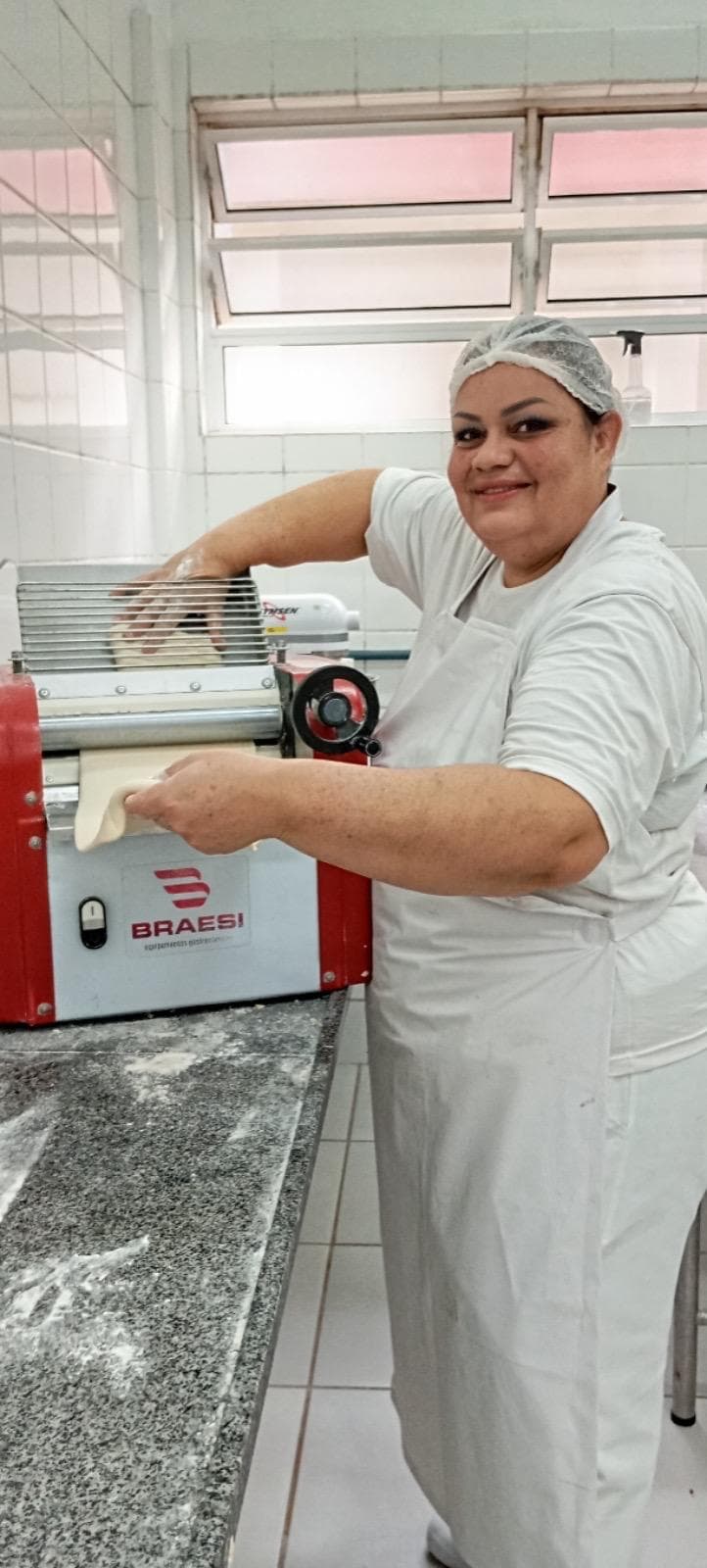 Colaboradora em produção de alimentos para cliente de food service