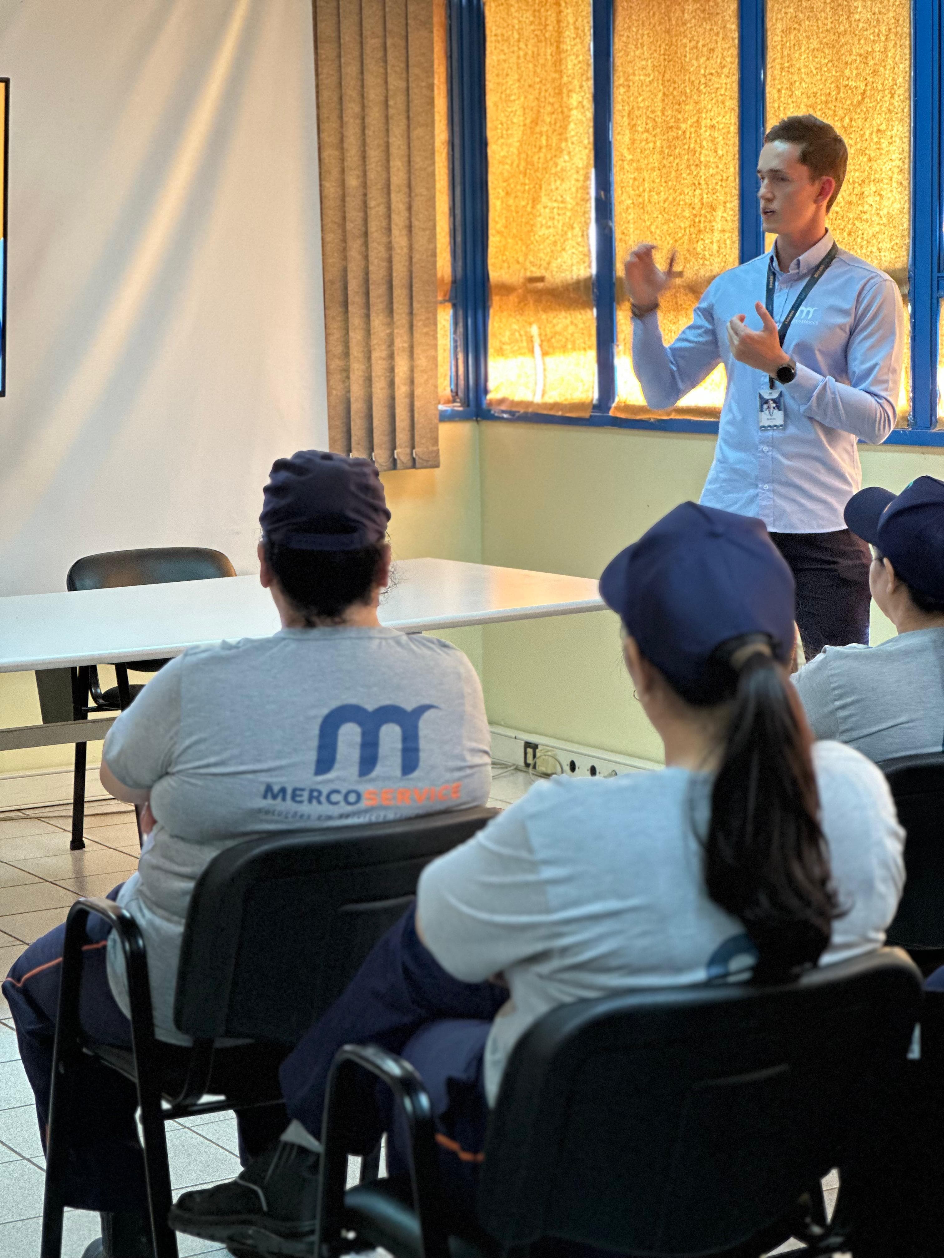 Matheus, da Mercoservice, conduzindo treinamento de integração da equipe